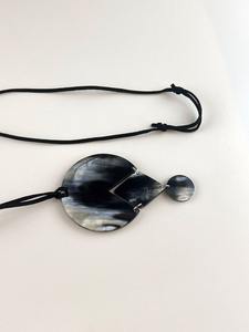 Collar con Colgante de Imitación Antigua, Hecho a Mano, de Alta Calidad, Elegante, de Resina de Cuerno de Búfalo Pulido, Ecológico, con Madera, Metal y Hueso - Product Image 5