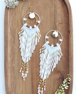 Magnifiques boucles d'oreilles à franges perlées faites à la main de qualité supérieure pour mariée, blanches et plaquées or - Product Image 1