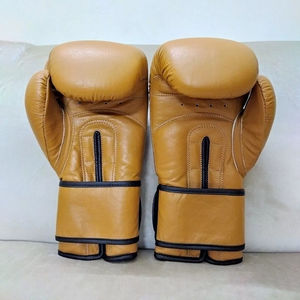 Gants de boxe professionnels personnalisés pour l'entraînement Nouveau design avec logo Gants de sport MMA pour adultes Gants en cuir du Pakistan - Product Image 2