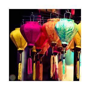 Lanterne décorative en soie, artisanale, fabriquée à partir de tissu de soie lisse, conçue pour créer une ambiance festive et une décoration culturelle, fabriquée au Vietnam. - Product Image 1