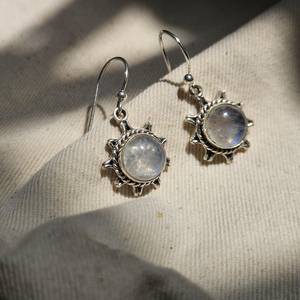 Boucles d'oreilles en pierre de lune faites à la main en argent sterling 925 bijoux en argent à porter quotidiennement boucles d'oreilles légères pour elle - Product Image 4