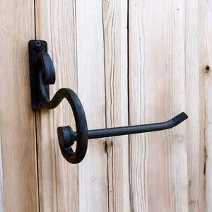 Porte-papier hygiénique moderne en fer avec style minimaliste, parfait pour les maisons contemporaines, les appartements et les salles de bain d'hôtels - Product Image 1