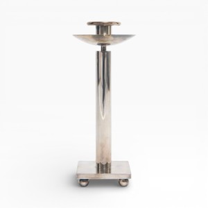 Paire de bougeoirs en métal argenté poli, avec un tige fine et une base large, pour une décoration moderne - Product Image 4