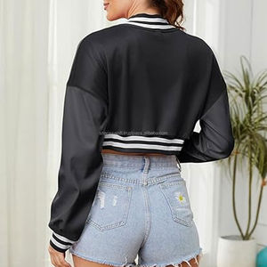 Chaqueta Corta Entallada Negra Estilo Letterman para Mujer con Bordado Personalizado, Forro de Nailon con Acabado Crudo - Servicio OEM al por Mayor - Product Image 5