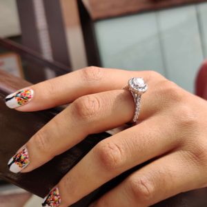 Hermoso Anillo de Diamante Moissanite Halo para Mujer en Oro de 10k para Boda y Compromiso - Product Image 2