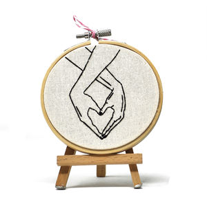 Cercle de broderie artisanal « Pocket Heart » inspiré du K-Pop – Bambou 10 cm – Décoration minimaliste cœur coréen – Cadeau esthétique mignon - Product Image 1