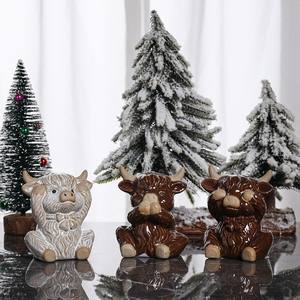 Figuras y Adornos Navideños <span class=keywords><strong>de</strong></span> Cerámica <span class=keywords><strong>de</strong></span> Vacas <span class=keywords><strong>de</strong></span> las Tierras Altas con Disfraz <span class=keywords><strong>de</strong></span> Papá Noel, Decoración Navideña y Regalo para el Hogar, Oficina y Mesa - Product Image 3