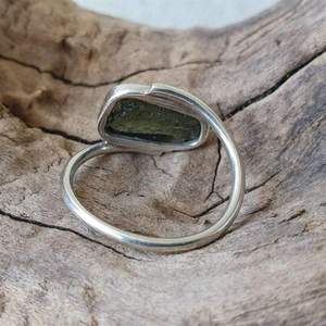 Anillo de moldavita cruda con moldavita natural, anillo de plata para ella, regalo de cumpleaños, regalo de aniversario - Product Image 4