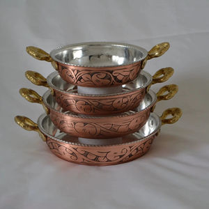 Ensemble de 3 casseroles gravées, idéales pour les repas en famille, l'accueil des invités, l'utilisation en cuisine, le service lors de fêtes et l'exposition lors d'événements - Product Image 1