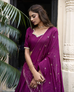 Lehenga Choli en soie Chanderi uni avec bordure en zari complexe et dupatta orné de paillettes, extensible et infroissable - Product Image 4