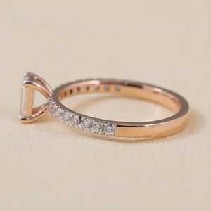 Anillo de Compromiso Solitario con Diamante Cultivado en Laboratorio, Corte Esmeralda con Detalles - Product Image 2