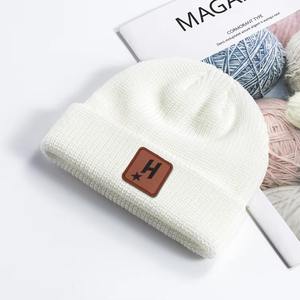 Bonnets à logo personnalisé Vente en gros OEM Chapeaux d'hiver en tricot Fournisseur direct de l'usine Couvre-chef de mode confortable et chaud pour hommes et femmes - Product Image 4