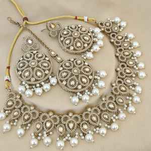 El conjunto de joyería india tradicional Premium para mujer incluye collar, pendientes y Maang Tikka, ideal para bodas y festivales - Product Image 1