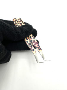 Pinzas de extensión de pestañas de agarre liso con diseño de papel de guepardo de 65 grados, acero inoxidable japonés con nombre de marca personalizado - Product Image 4