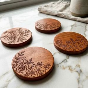 Sous-verre artisanal en bois foncé avec bande en laiton, décoration de table tendance et luxueuse - décoration de table - Product Image 2