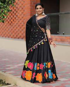 Lehenga Choli de Algodón para Fiesta de Invierno Navratri, Hermoso, Sin Arrugas, de Secado Rápido, con Dupatta Adornada - Product Image 1