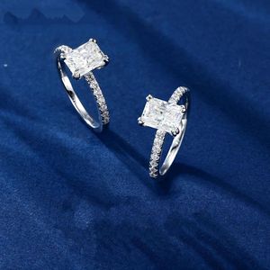 Bagues Moissanite 2ct Radiant Cut pour femmes, Bagues en diamant créées par laboratoire de clarté VVS1 Or blanc 14K Vermeil Double ClawMoissanite - Product Image 1