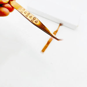 Logotipo personalizable Plasma Recubierto de oro rosa Pinzas de 45 grados Acero inoxidable 10mm Corazón Grabado Corona Parte inferior Sostenible - Product Image 6