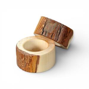 Ensemble d'anneaux de serviette en bois sculptés triangulaires avec une forme incurvée organique moderne pour un style de table artistique unique - Product Image 5