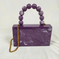 Elegante bolso de mano rojo de resina con adornos florales de cristal, hecho a mano para bodas, fiestas y ocasiones festivas. resincraft