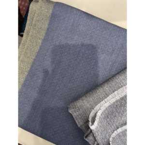 Bufanda Larga de Lana Azul Medianoche con Rayas de Cachemira y Logotipo Bordado Personalizado - Product Image 4