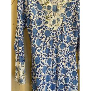 Robe d'été Blue Flower Garden 2 - Conception personnalisée en viscose, élégante et décontractée pour les loisirs et le bureau, imprimé dessiné à la main, longueur genou - Product Image 1
