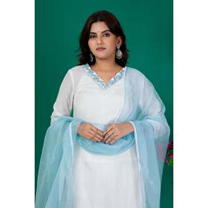 Ensemble de kurta en mousseline de soie blanche élégante avec dupatta bleu clair - Product Image 5