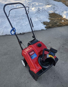 Souffleuse à neige Husqvarna ST224 212cc, moteur efficace, balayeuse à neige, origine américaine, 65 lb, garantie de 2 ans - Product Image 1