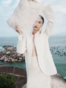 Meilleurs prix Costumes blancs pour femmes Blazers PERA BLAZER SANS COL À UN SEUL BOUTON Boîtes à col en V Emballage Grossiste BLANC - Product Image 2