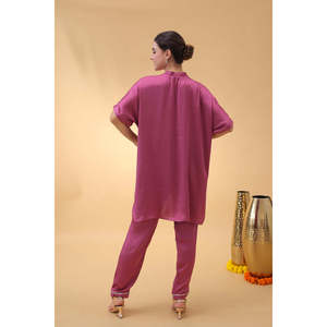 ชุดเซ็ตเสื้อคลุมลำลองสีชมพูออร์คิดเข้ม พร้อมเสื้อคอวีและกางเกงทรงตรง ปักลายบูตะแบบเรียบง่าย - Product Image 3