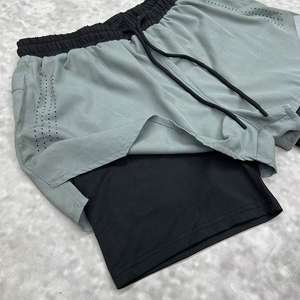 กางเกงขาสั้นออกกำลังกายผู้ชายแบบ 2 in 1 ระบายอากาศได้ดี ผ้าสองชั้น มีกระเป๋า แห้งเร็ว เหมาะสำหรับวิ่ง ฟิตเนส เล่นกีฬา และออกกำลังกายในยิม - Product Image 5