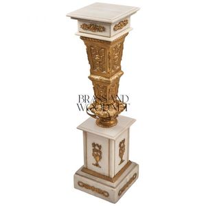Exquisito Pedestal Neoclásico de Mármol Blanco y Latón con Relieves Victorianos Ornamentados - Product Image 3