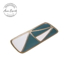 Elegante bandeja de metal dorado con diseño de Riel lateral ideal para la decoración del hogar de lujo que sirve bebidas, aperitivos u organizar elementos esenciales - Product Image 4