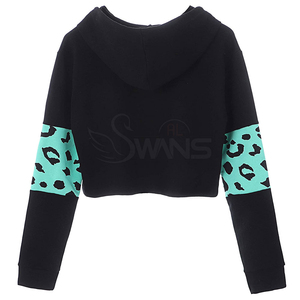 เสื้อฮู้ดครอปผู้หญิง สีดำ แขนพิมพ์ลายเสือดาวสีเขียวอมฟ้า เสื้อสเวตเชิ้ตลำลองสำหรับฤดูหนาว มีตราสัญลักษณ์ด้านหน้า - Product Image 2