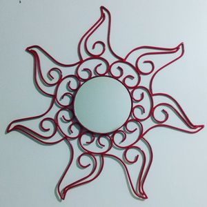 Elegante Marco de espejo de metal en tono dorado con un intrincado diseño moderno para un aspecto decorativo - Product Image 2