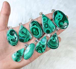 Incroyable pendentif en malachite de formes et de tailles variées pour les femmes Bijoux en pierres précieuses plaquées argent avec incrustation de réglage de lunette - Product Image 4