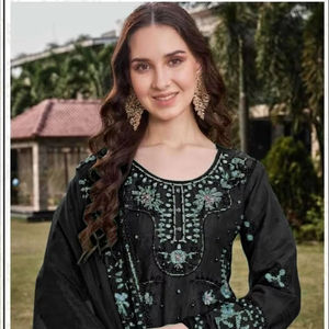Tenue de fête en organza brodé lourd pour les fêtes Shalwar Kameez avec Khatli complexe et fond Royal Santoon Dupatta - Product Image 1
