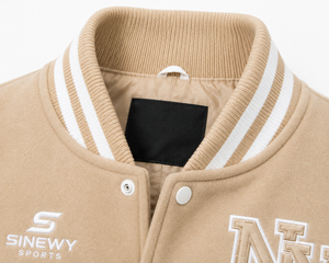 Chaqueta Varsity de Cuero Genuino para Hombre SINEWY SPORTS, Color Beige con Mangas Blancas, Logotipo NY Bordado, Transpirable, Estilo Preppy, para Otoño - Product Image 3