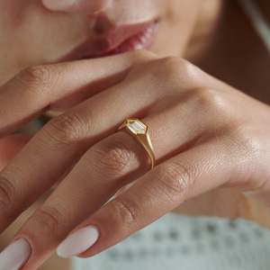 Bague de fiançailles et de mariage Solitaire hexagonal Bague de promesse en or avec pierre de Moissanite originale en forme de diamant - Product Image 3