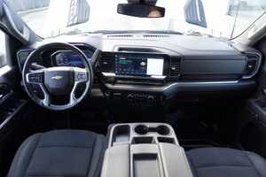 Excellentes performances, camionnette Silverado 2500HD 2024 d'occasion, cabine double, plateau plat de 8 1/2 pieds, prête à être expédiée dans le monde entier - Product Image 2