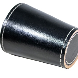 Personalizado de fábrica al por mayor personalizado nuevo logotipo 100% cuero genuino negro dados taza conjunto Accesorios - Product Image 2