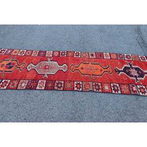 Alfombra Turca Vintage de 2.8x10.5 pies, Alfombra de Lana Herki Roja con Diseño de Patchwork - Product Image 3