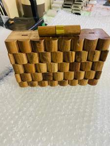 Bandeja Triangular de Madera Maciza Hecha a Mano con Técnica de Pulido, Diseño Ecológico, Grabado de Letras Griegas, Patrón Geométrico - Product Image 6