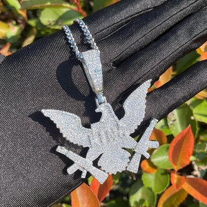 Pendentif Aigle avec pistolet en diamant de culture, serti de pierres, personnalisé, style hip-hop, plaqué or massif, collier pour homme - Product Image 3