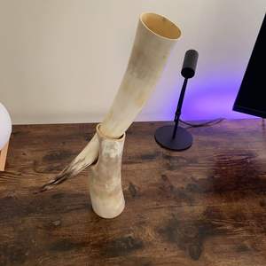 Cuerno vikingo ecológico para beber con borde y soporte de metal con diseño animal y religioso - Product Image 1