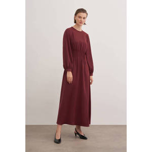 Robe de bal longue en crêpe bordeaux à taille empire avec détails plissés floraux pour mariage - Product Image 3