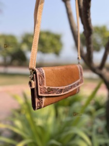 Pochette sculptée à la main, vente chaude, élégante pour femmes, en cuir de vache, avec poils, portefeuille élégant, pochette imperméable, nouveau design, multi-usages - Product Image 3