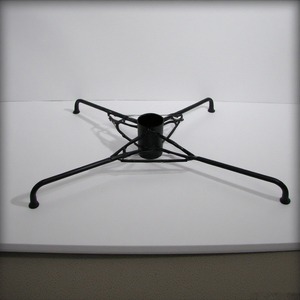 Support d'arbre de Noël en métal patiné doré de qualité supérieure fabriqué à la main avec des motifs gravés conçus pour les vacances saisonnières décoratives - Product Image 3