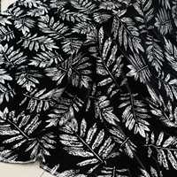 Tissu en velours noir imprimé feuille de fougère argentée pour robes, rideaux et vêtements de mode