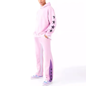 Ensemble de survêtement rose à capuche pour homme avec imprimé étoiles noires, coupe ample, style streetwear, pantalon de jogging long, taille élastique, poches latérales - Product Image 1